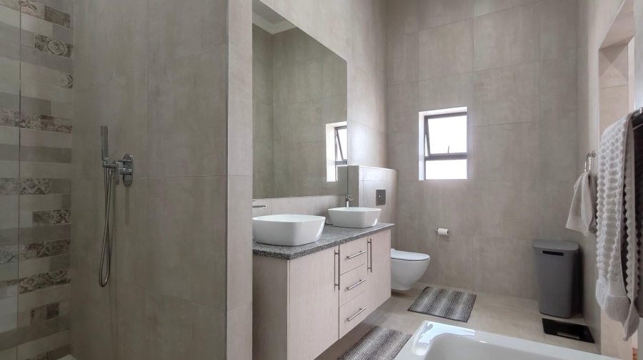 4 Bedroom Property for Sale in Outeniquasbosch Western Cape